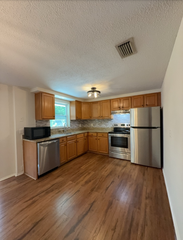 15839 Villa Dr - Photo 3 of 20