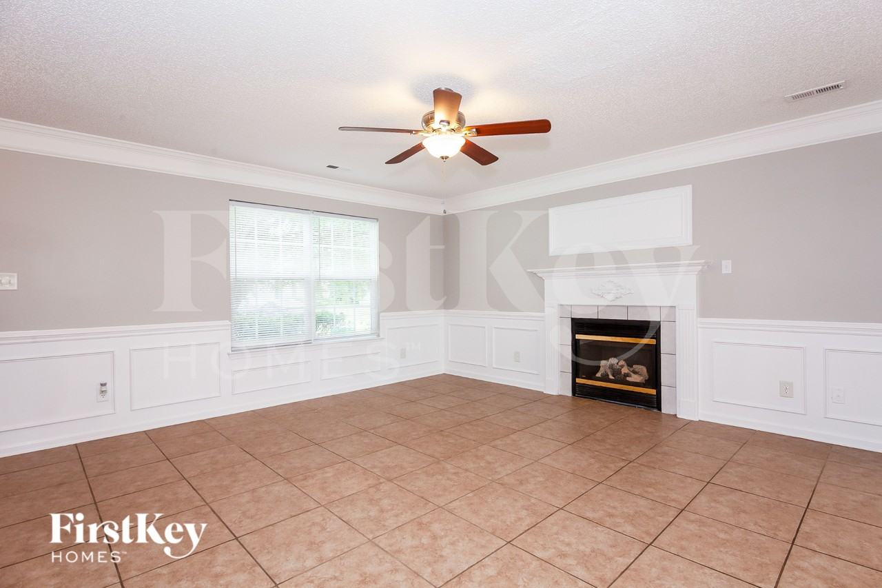2422 Fairstone Ave - Photo 3 of 16