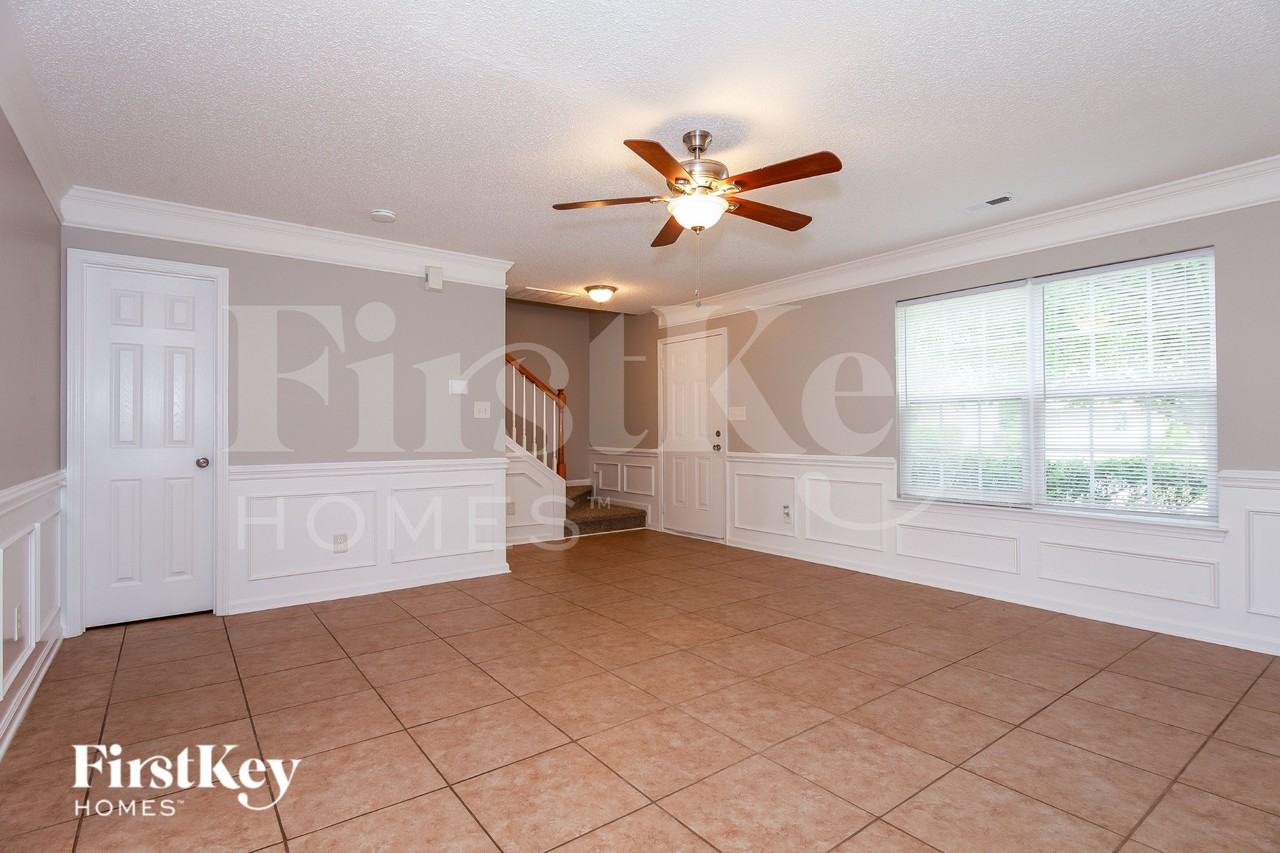 2422 Fairstone Ave - Photo 4 of 16