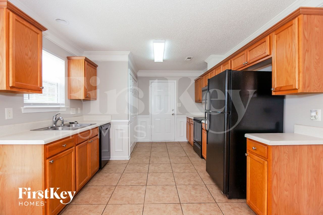 2422 Fairstone Ave - Photo 5 of 16