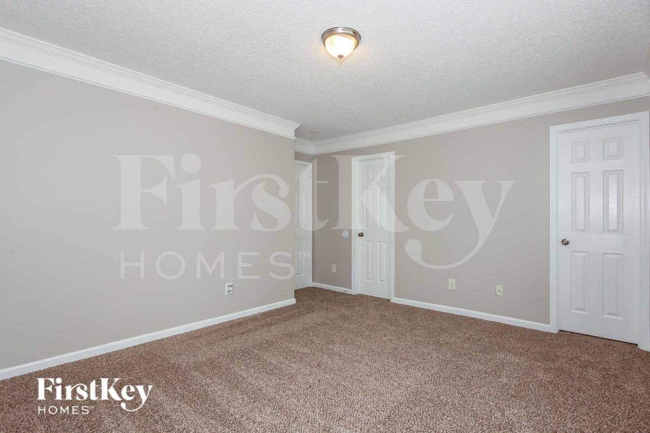 2422 Fairstone Ave - Photo 7 of 16