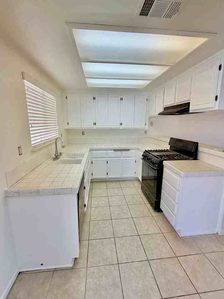 19952 Silvercrest Ln - Photo 3 of 12