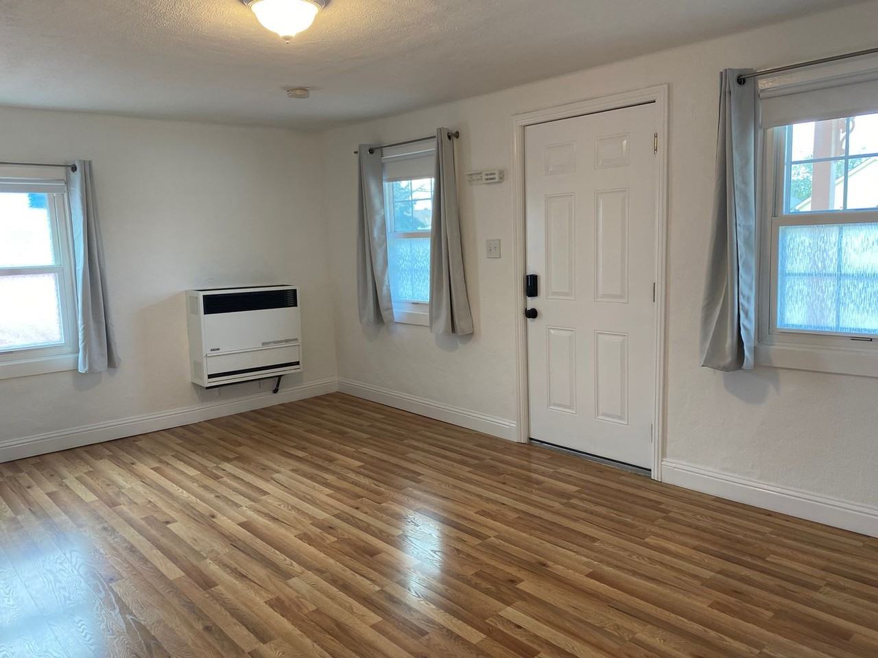 1743 C St - Photo 2 of 7
