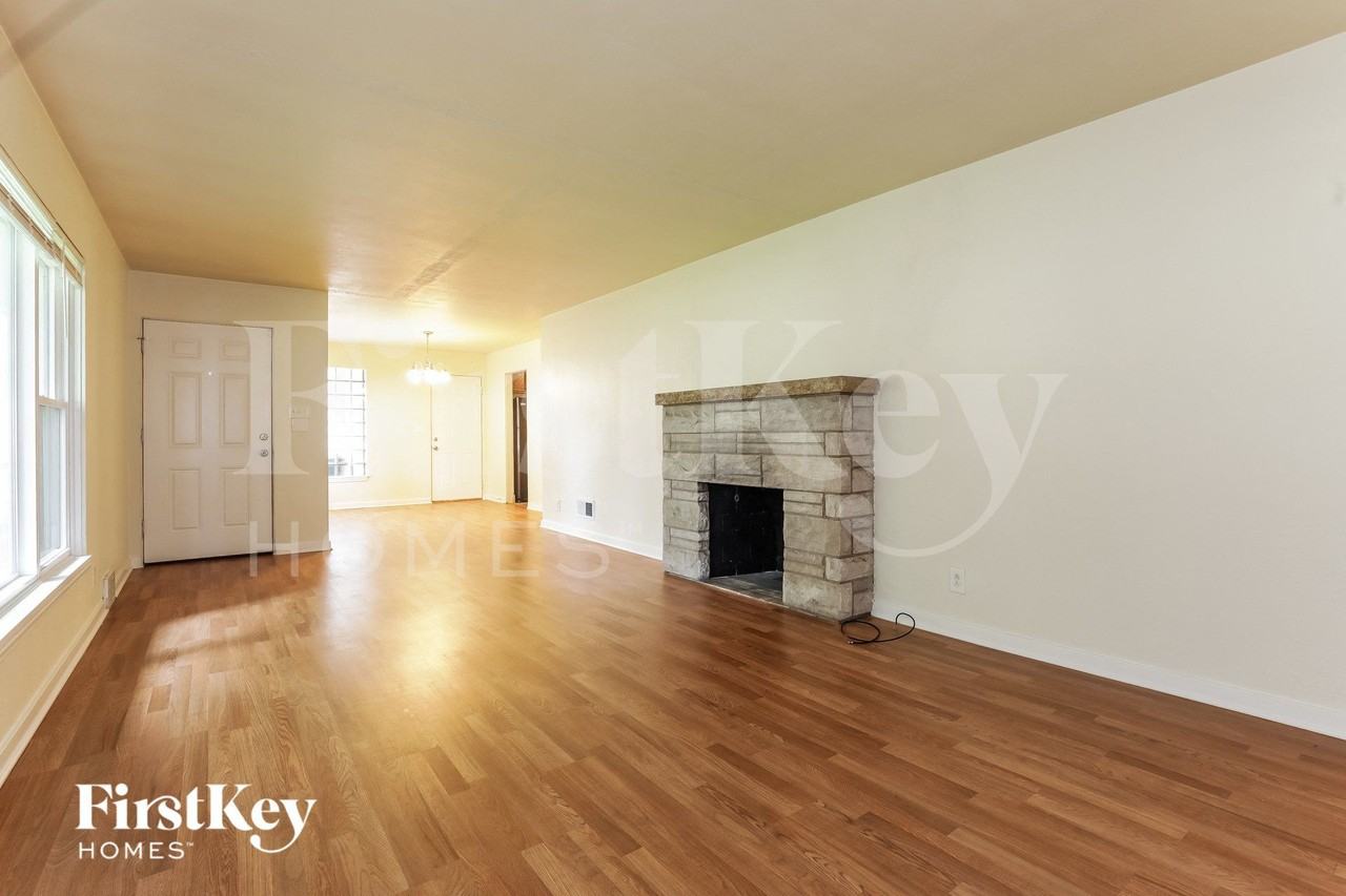 1717 Mayfield Ave - Photo 4 of 15