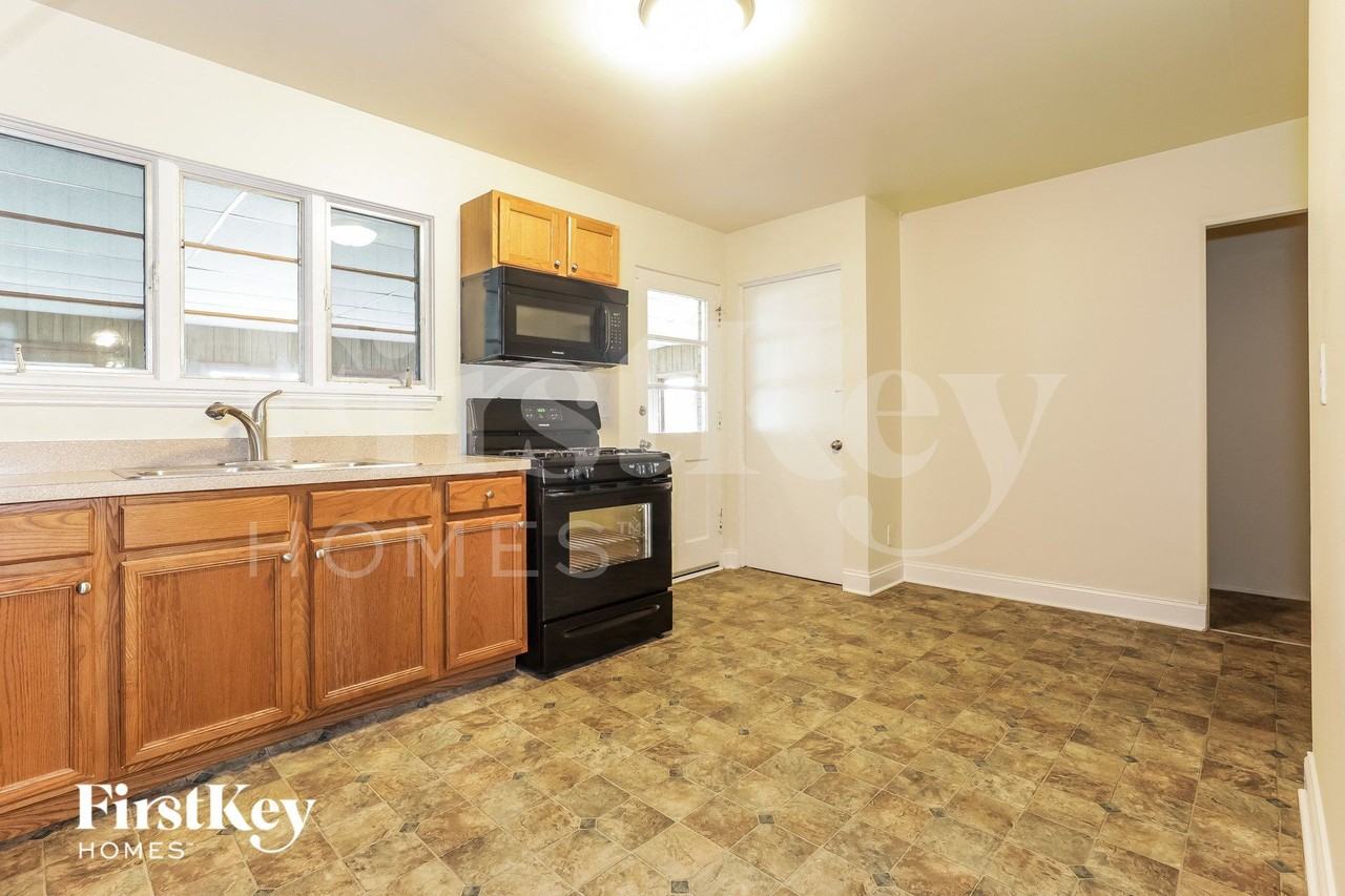 1717 Mayfield Ave - Photo 5 of 15