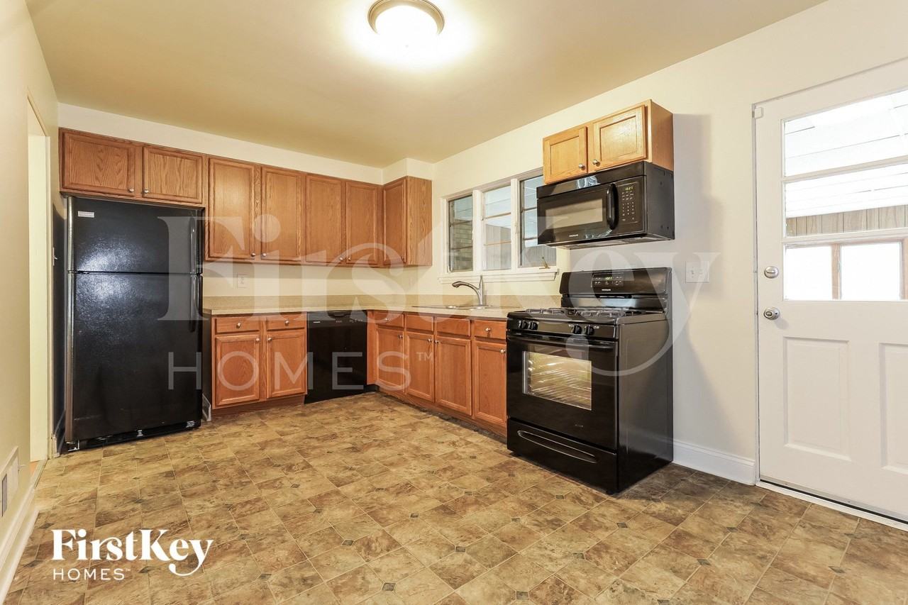 1717 Mayfield Ave - Photo 6 of 15