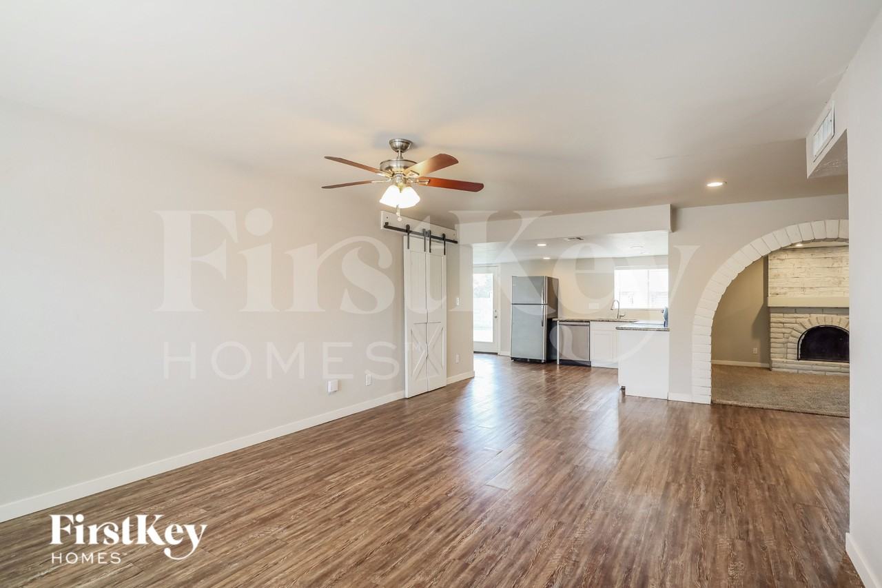 1615 W Bluefield Ave - Photo 2 of 16