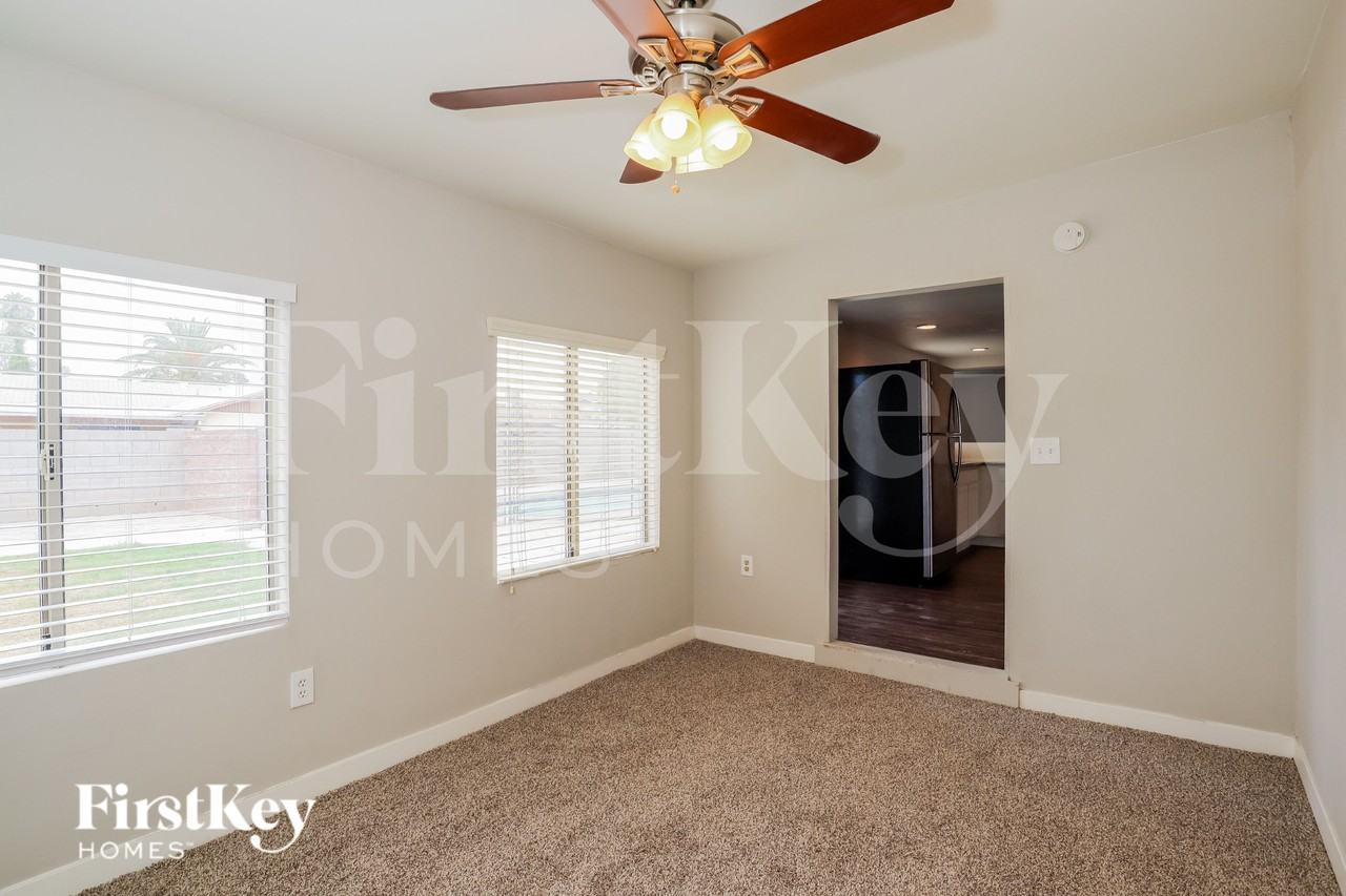 1615 W Bluefield Ave - Photo 4 of 16