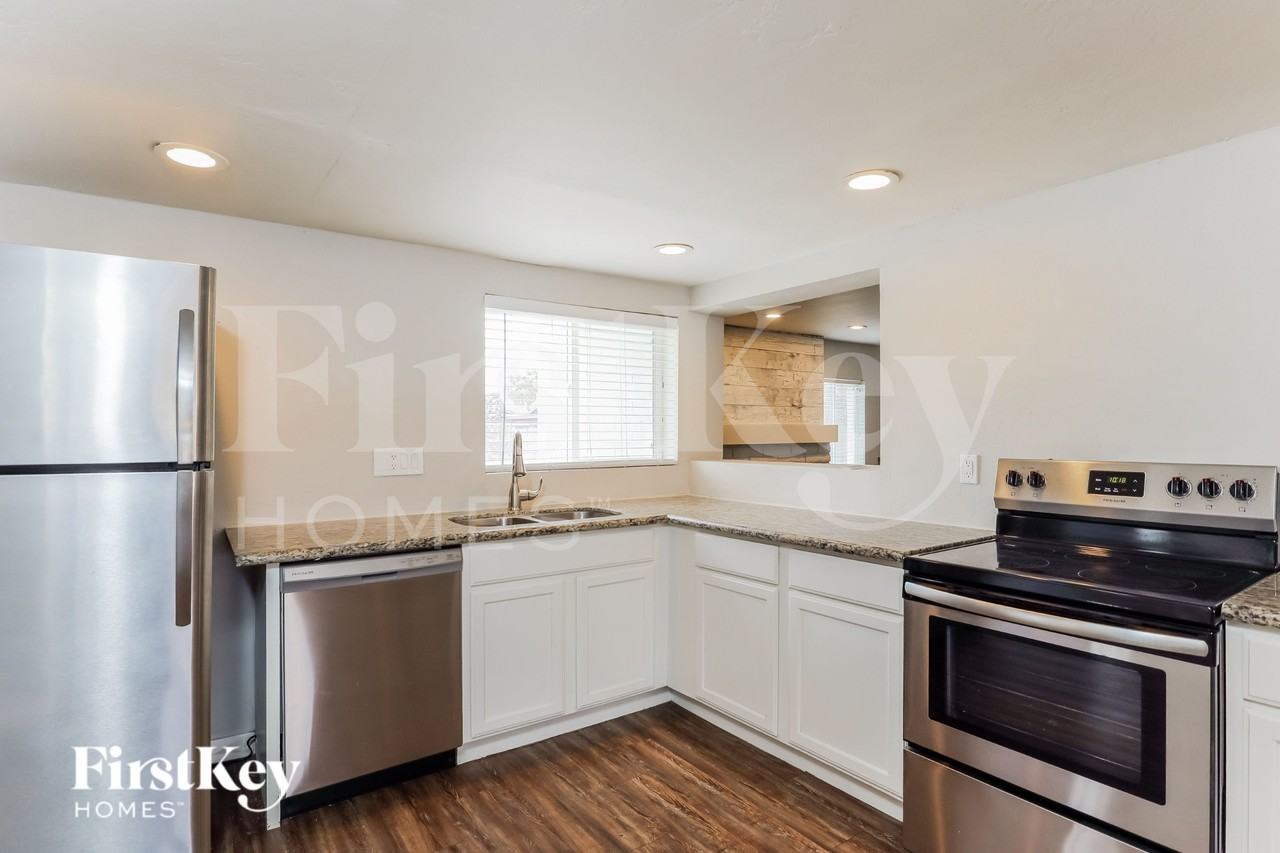 1615 W Bluefield Ave - Photo 5 of 16
