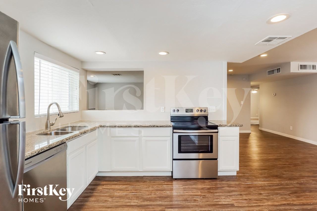 1615 W Bluefield Ave - Photo 6 of 16
