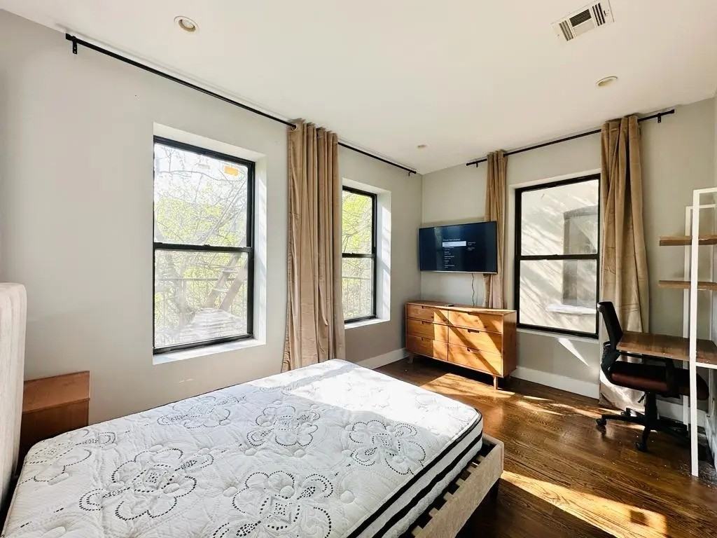 Private Bedroom in 4 Bedroom/2 Bathroom Home - Photo 2 of 12