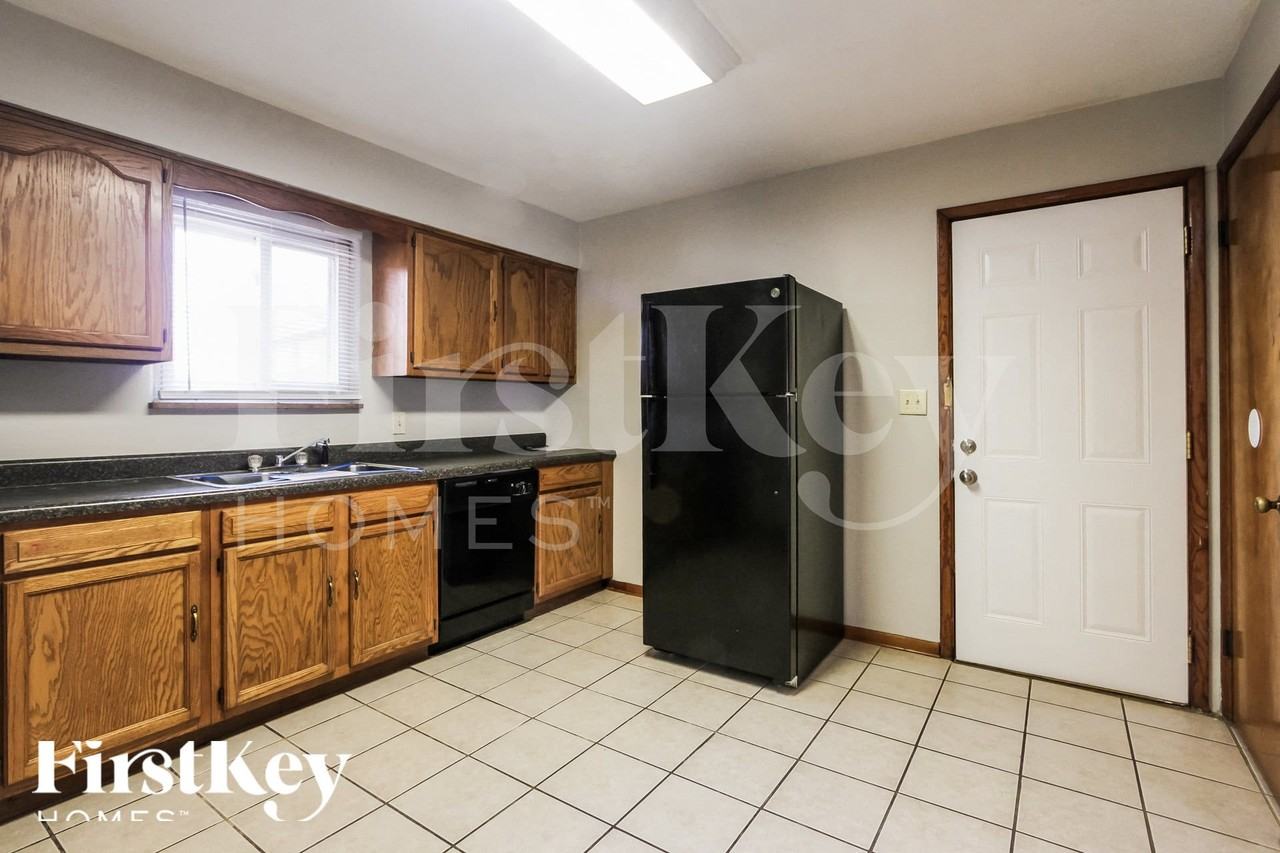 1317 Hathaway Dr - Photo 4 of 15