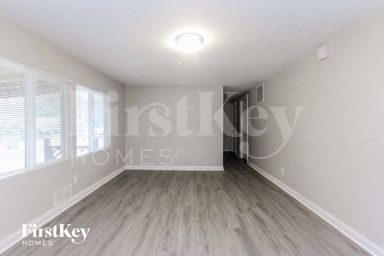 1153 S Chester Ave - Photo 2 of 15