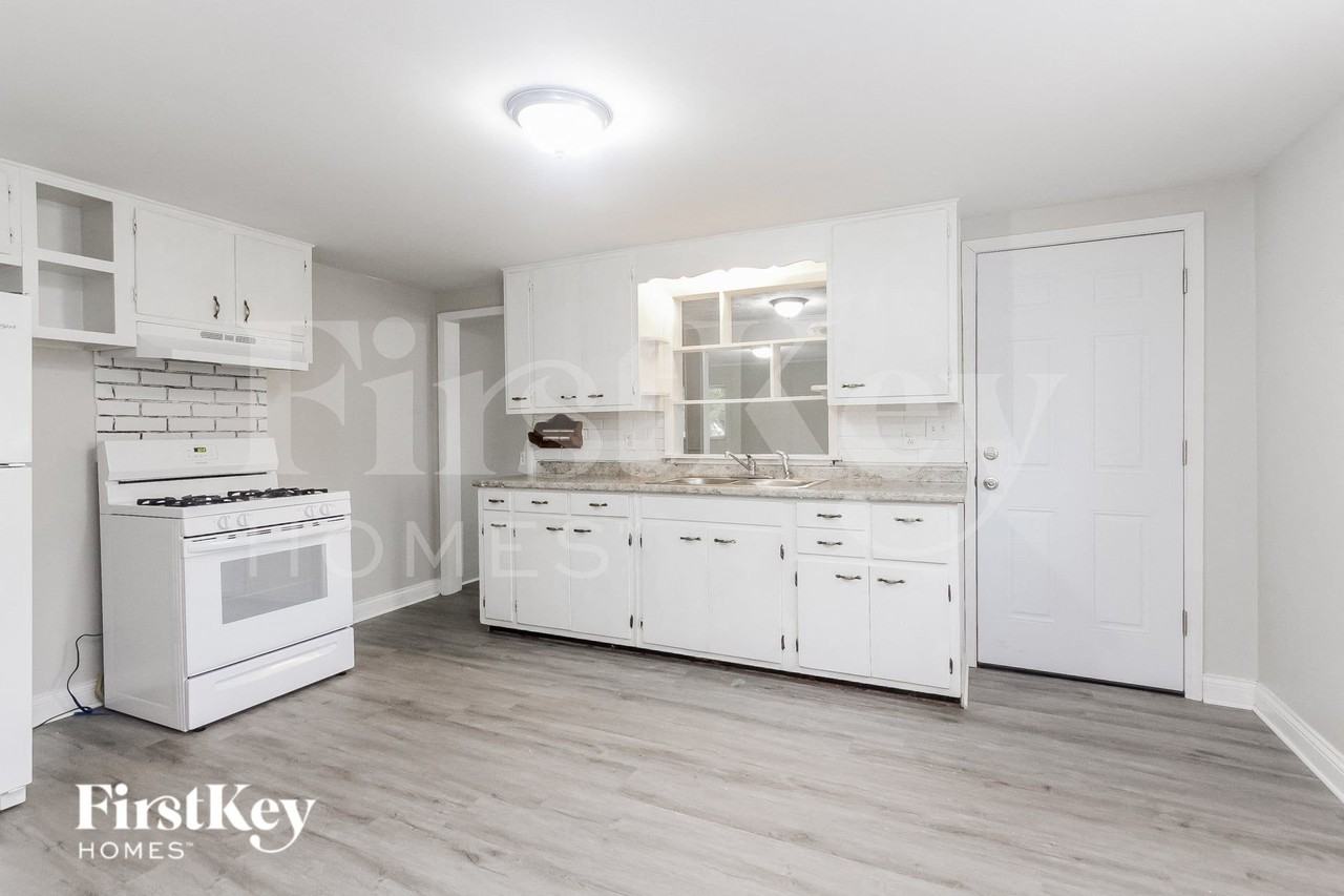 1153 S Chester Ave - Photo 3 of 15