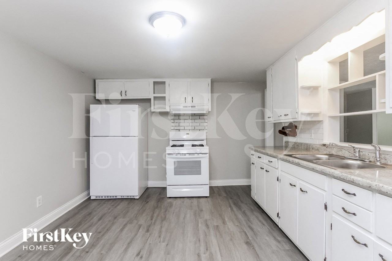 1153 S Chester Ave - Photo 4 of 15