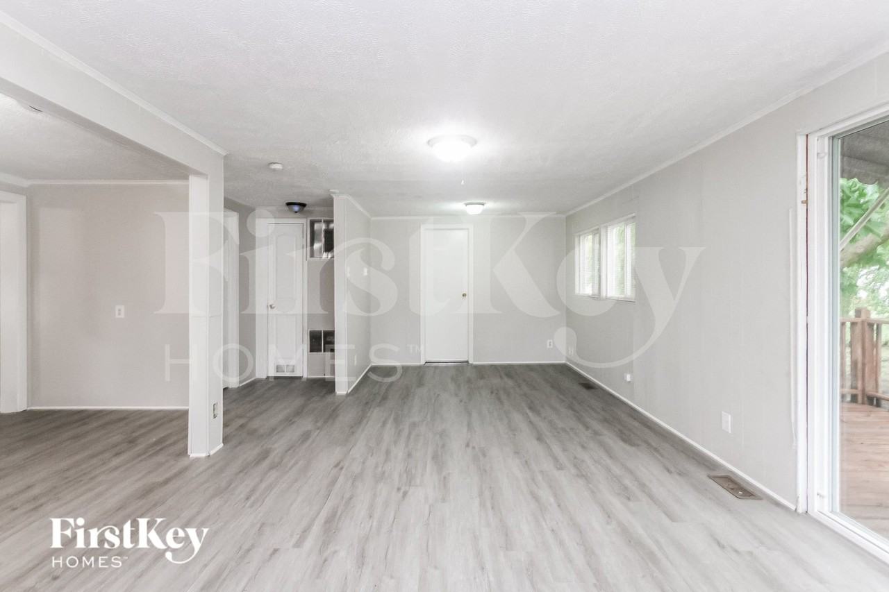 1153 S Chester Ave - Photo 5 of 15