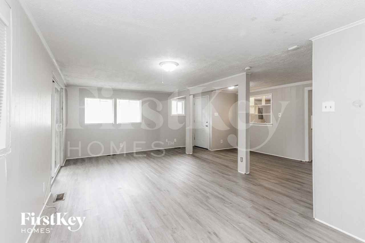 1153 S Chester Ave - Photo 6 of 15