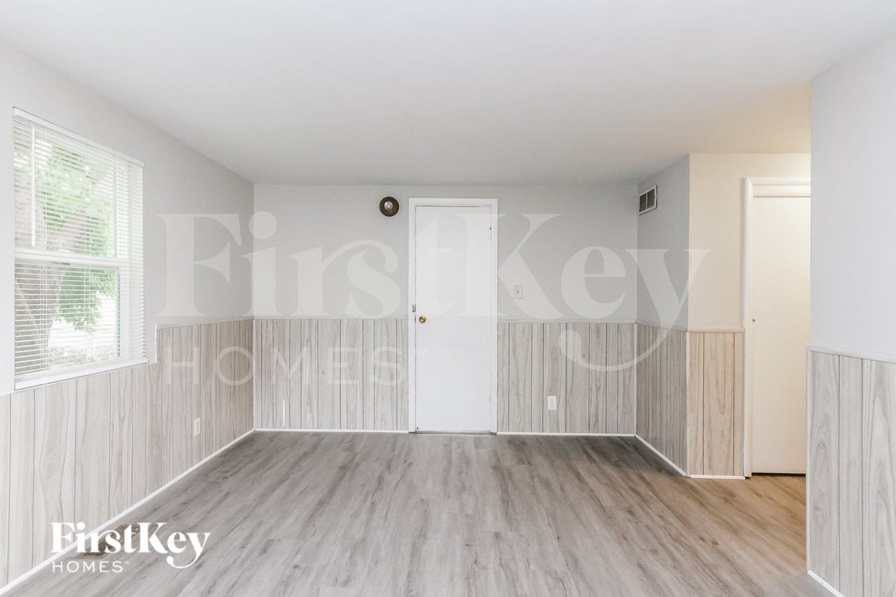 1153 S Chester Ave - Photo 7 of 15
