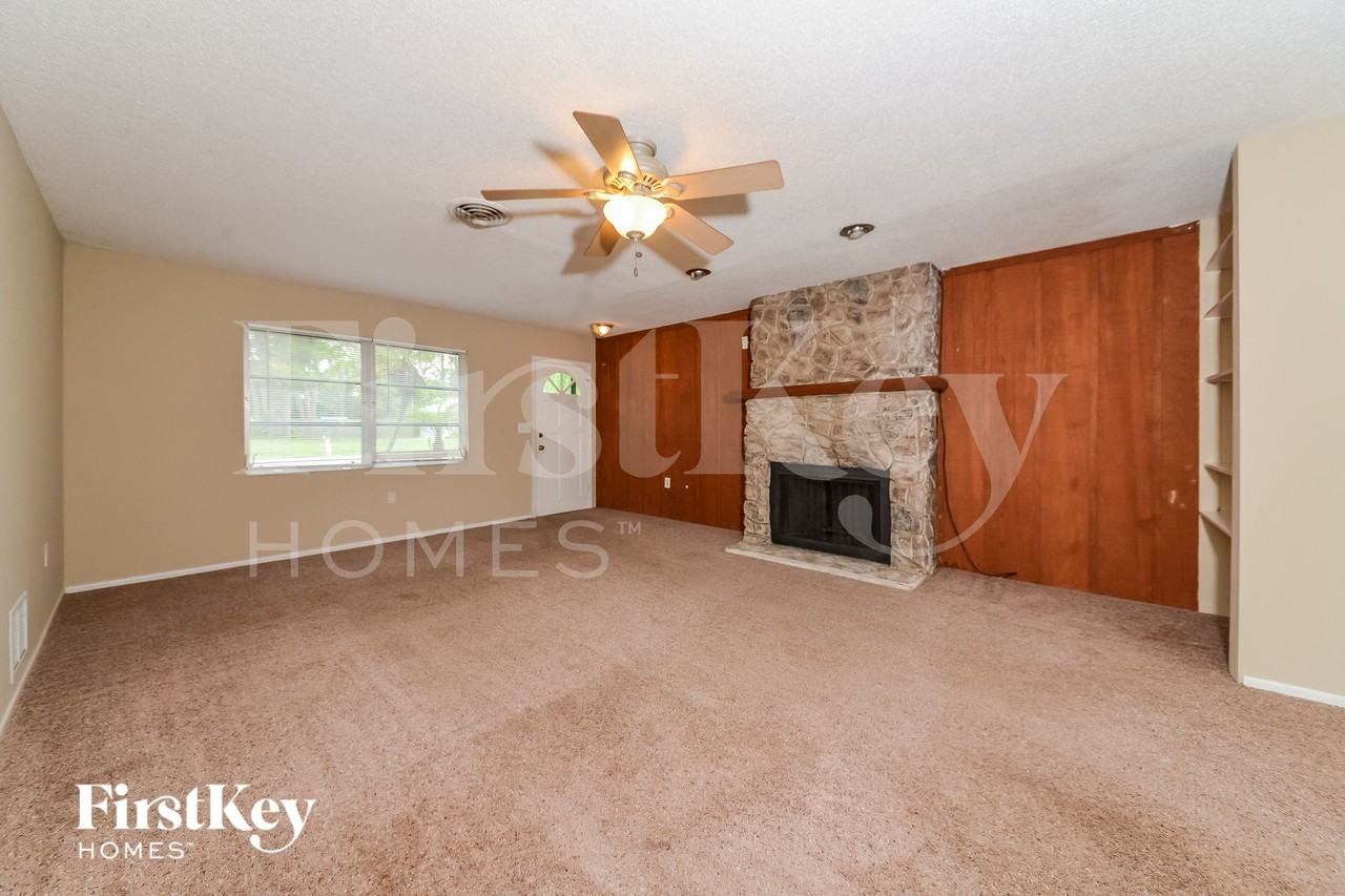 1075 Queen Rd - Photo 2 of 15