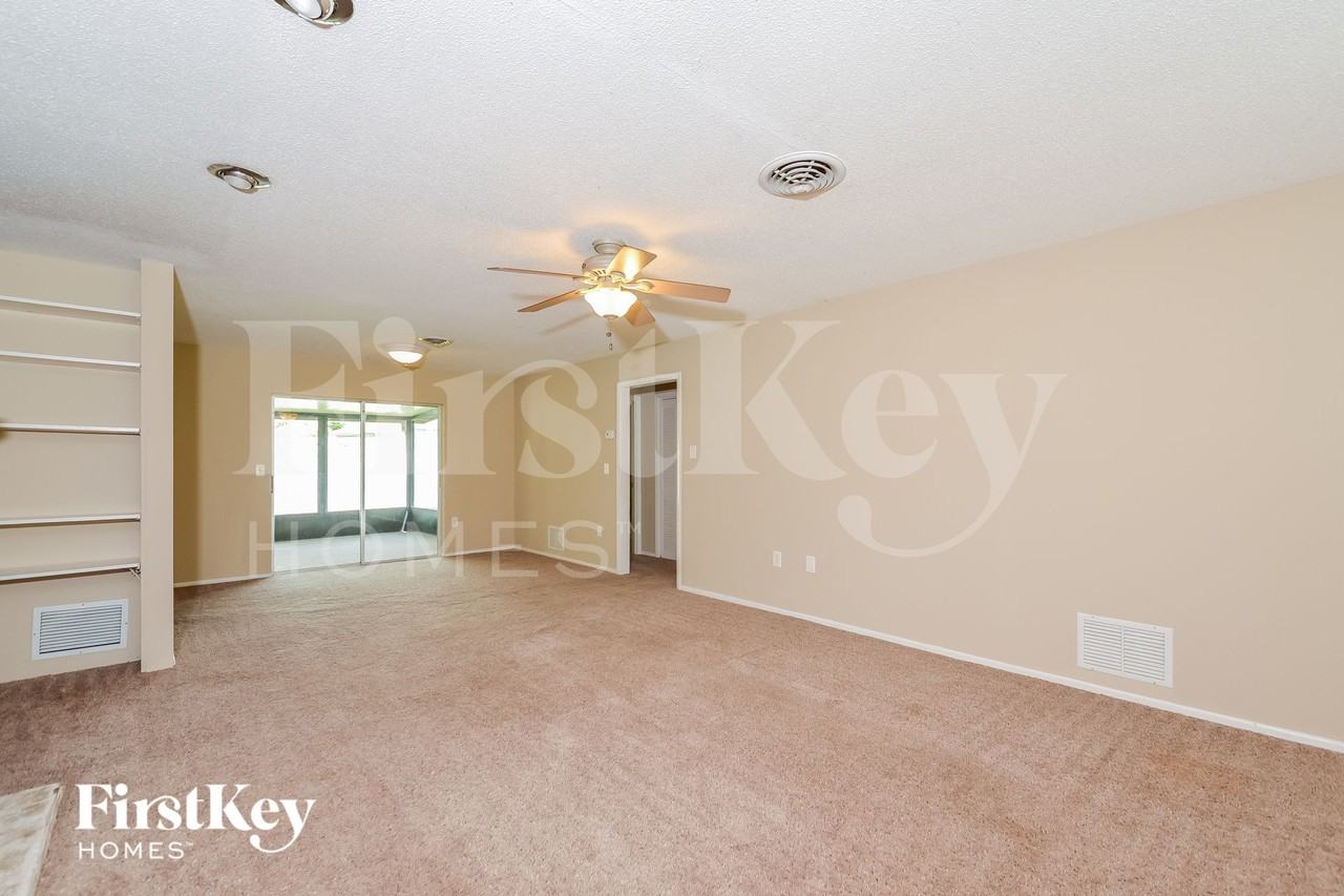 1075 Queen Rd - Photo 4 of 15