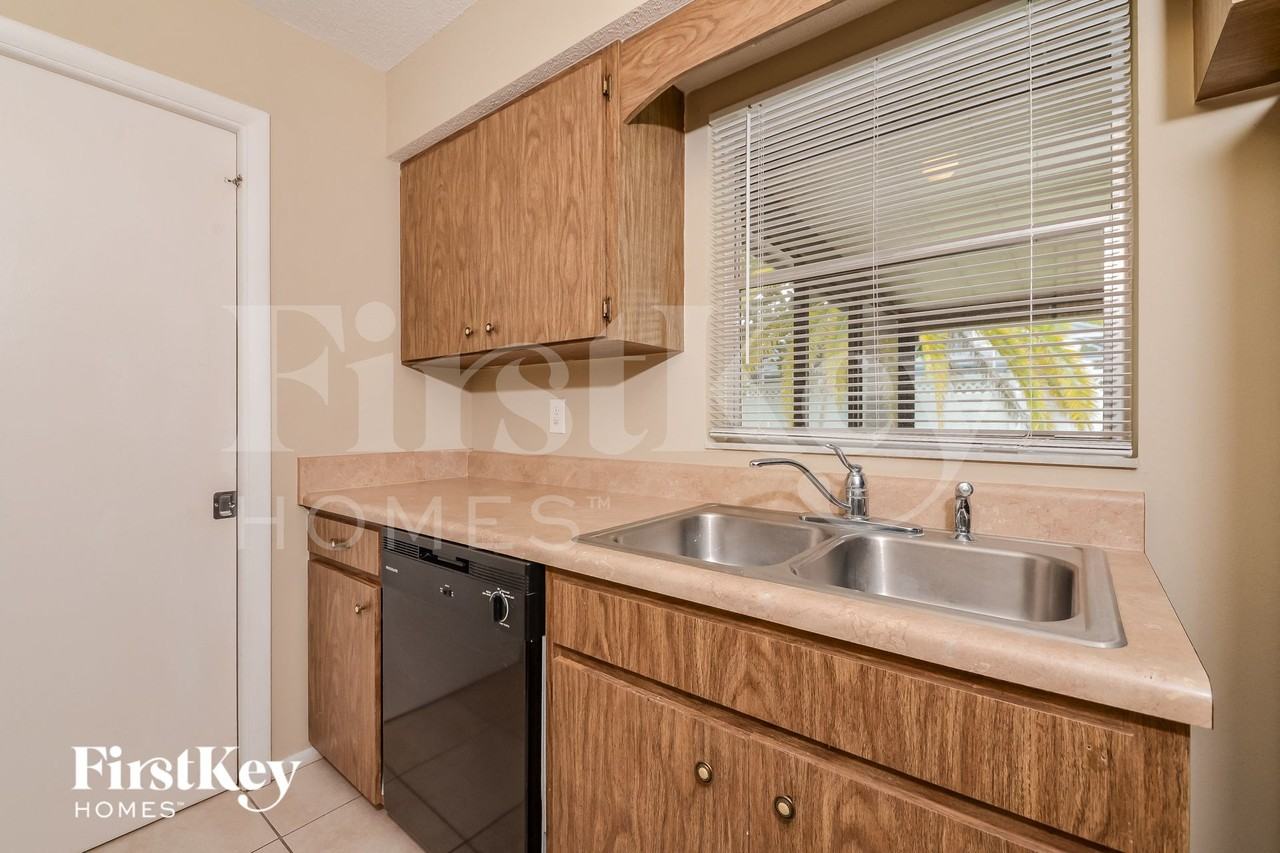 1075 Queen Rd - Photo 6 of 15
