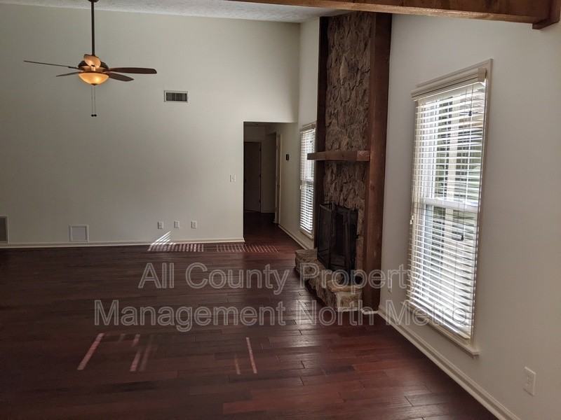 215 Broken Lance Pl - Photo 3 of 19