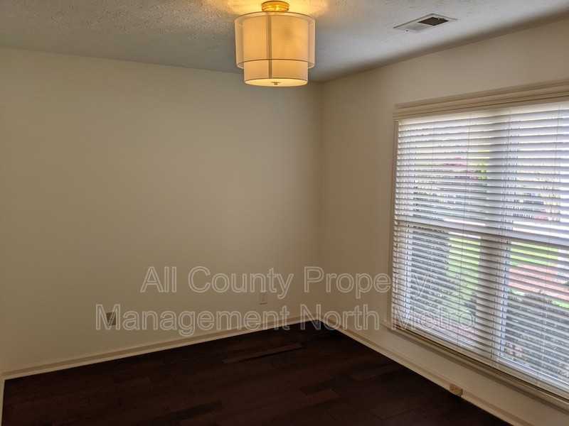 215 Broken Lance Pl - Photo 5 of 19