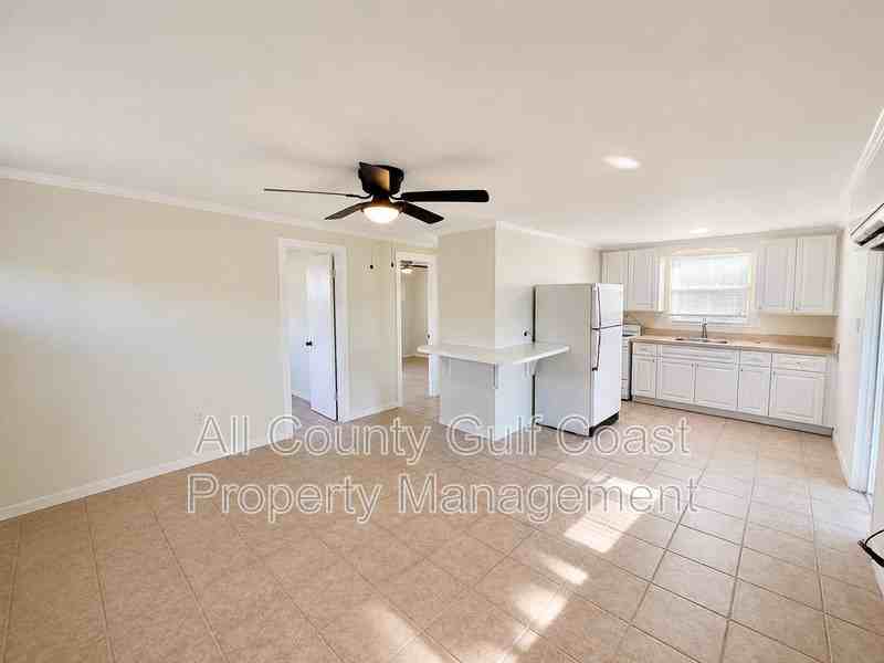 832 Pine St - Photo 3 of 9