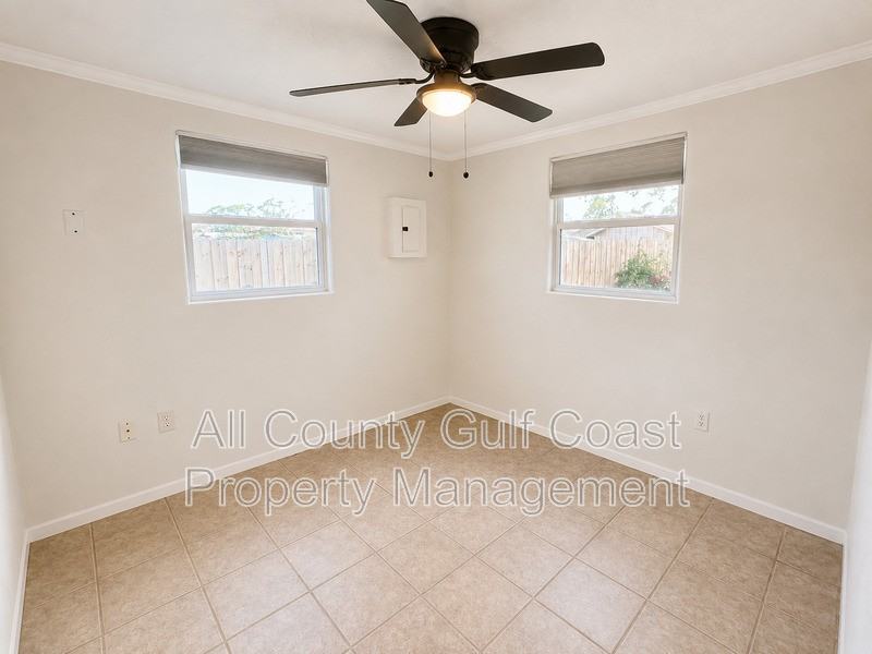 832 Pine St - Photo 5 of 9