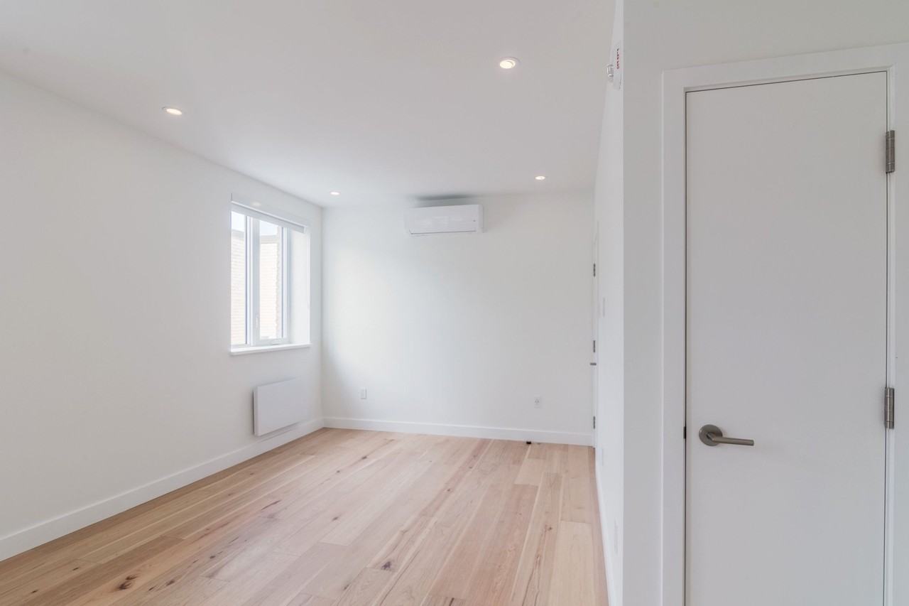 4870 Queen Mary Road - Photo 3 of 50