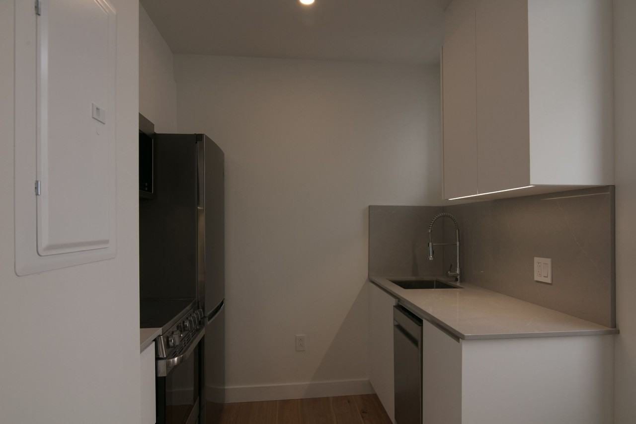 4870 Queen Mary Road - Photo 5 of 50