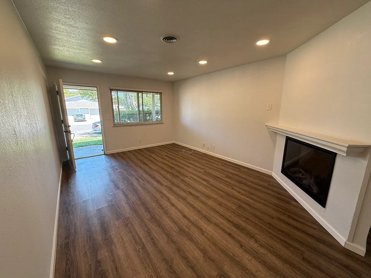 33 Dean Way - Photo 3 of 11