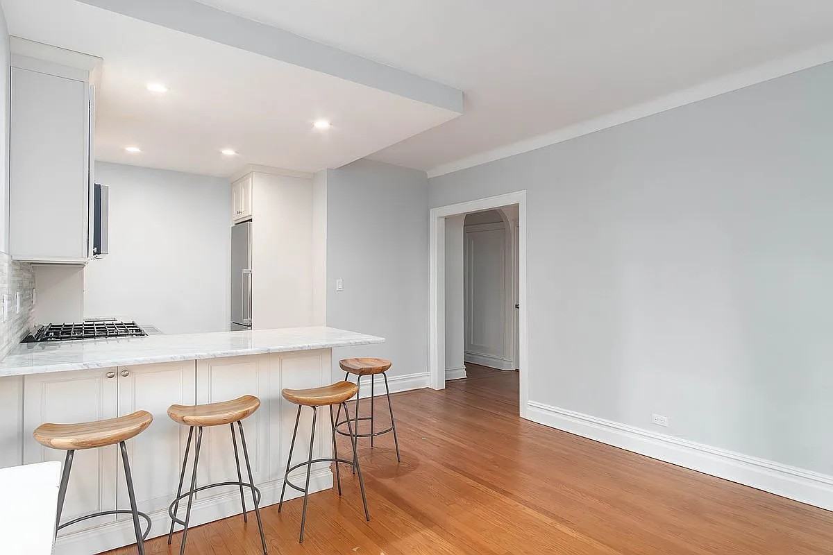 150 Burns St - Photo 3 of 11