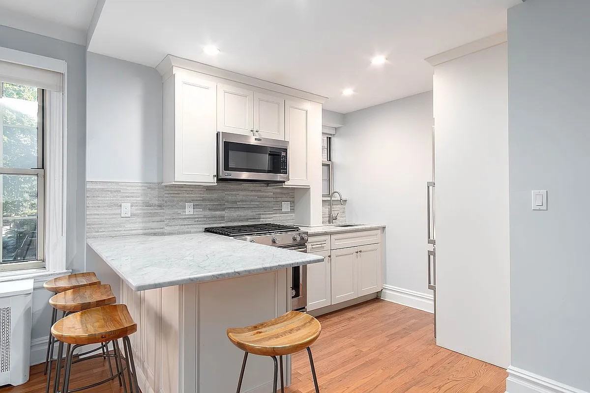 150 Burns St - Photo 4 of 11