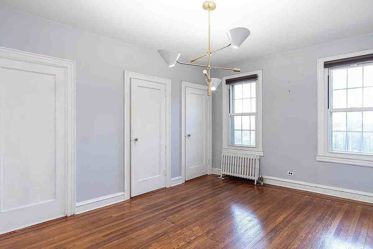150 Burns St - Photo 5 of 11