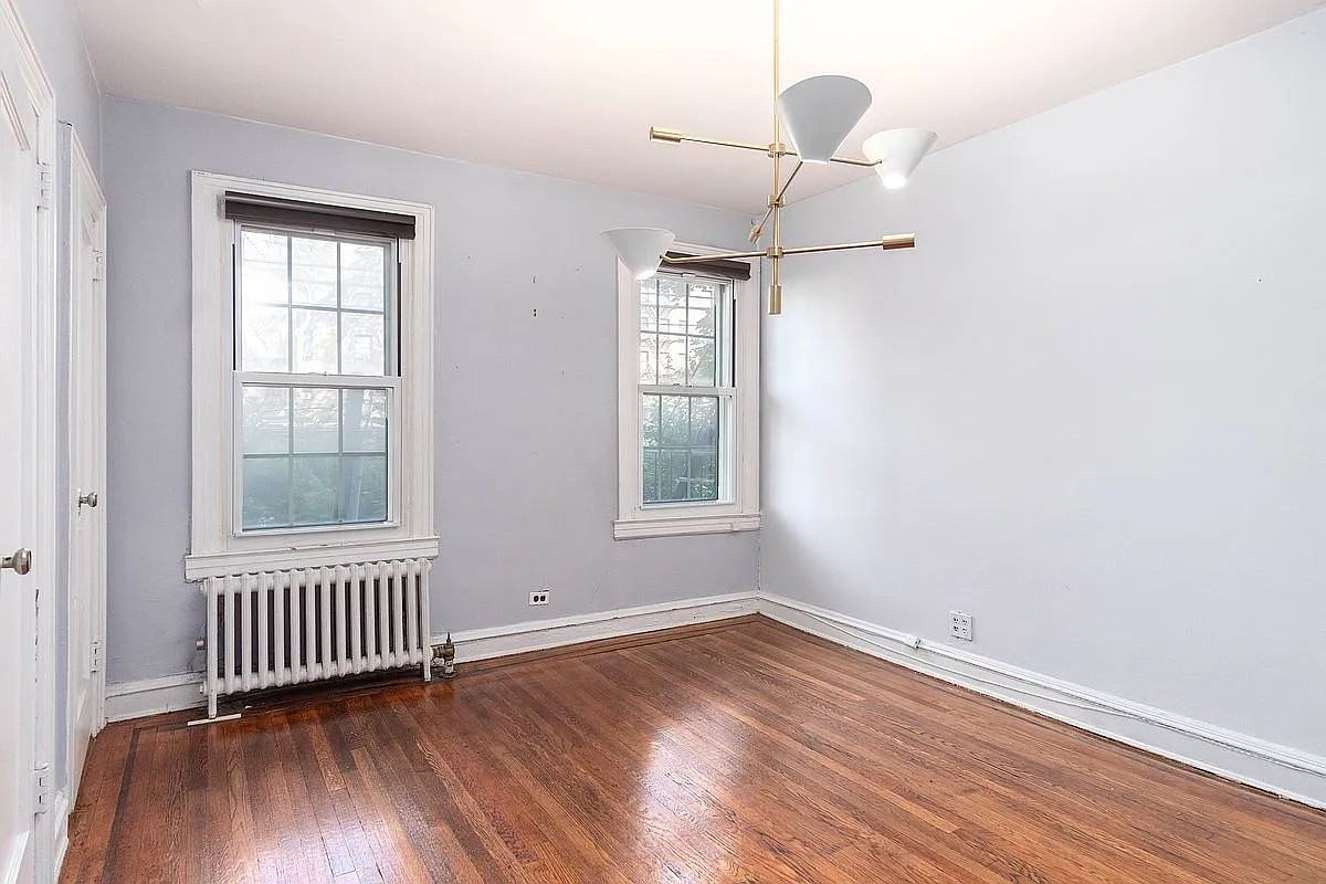 150 Burns St - Photo 6 of 11