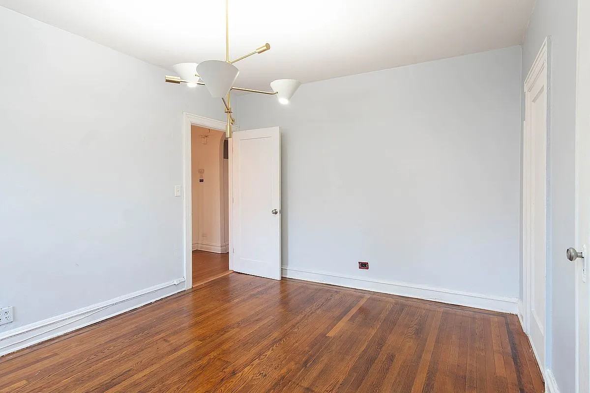 150 Burns St - Photo 7 of 11