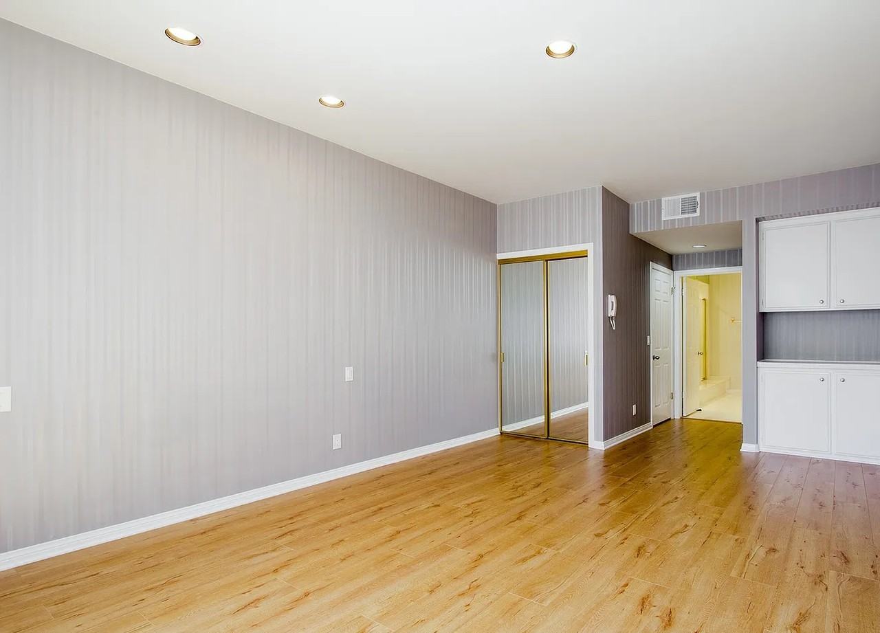 10475 Eastborne Ave - Photo 4 of 8