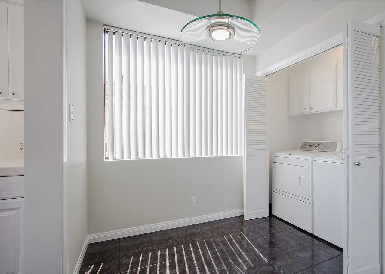 10475 Eastborne Ave - Photo 5 of 8