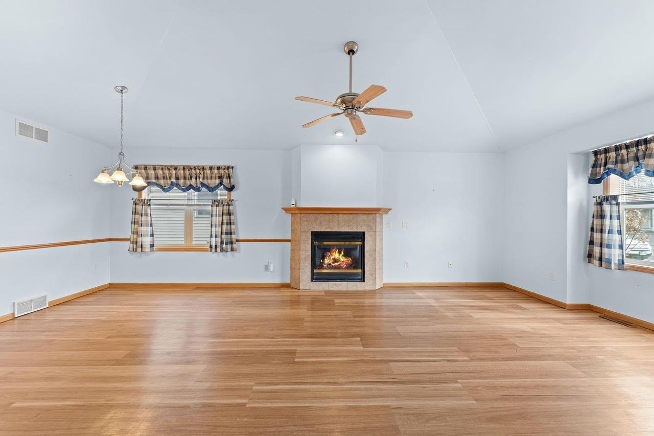 1735 Crawford St - Photo 4 of 25