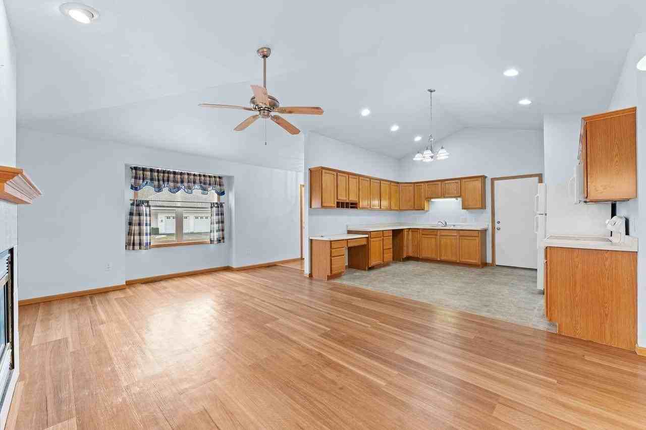 1735 Crawford St - Photo 6 of 25