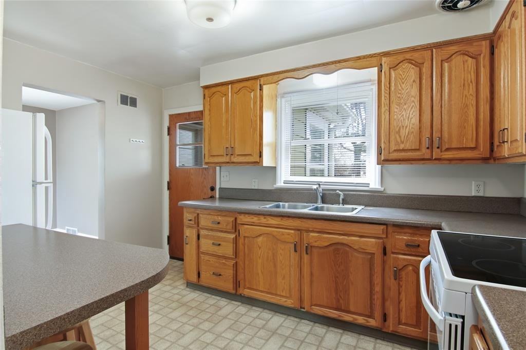 1915 Ohm Ave - Photo 4 of 22