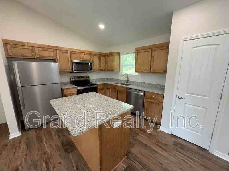 4208 Eleanor St - Photo 7 of 23