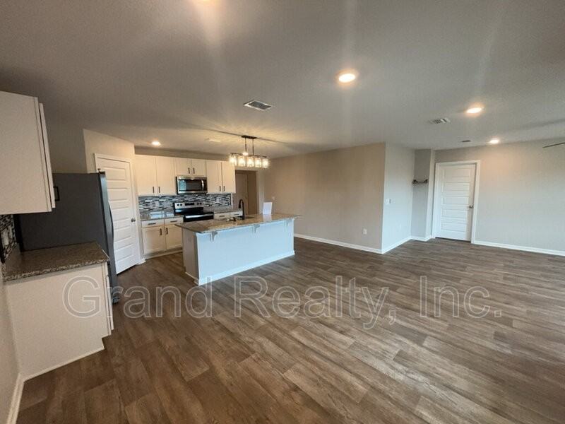 5583 Guinevere Ln - Photo 6 of 24