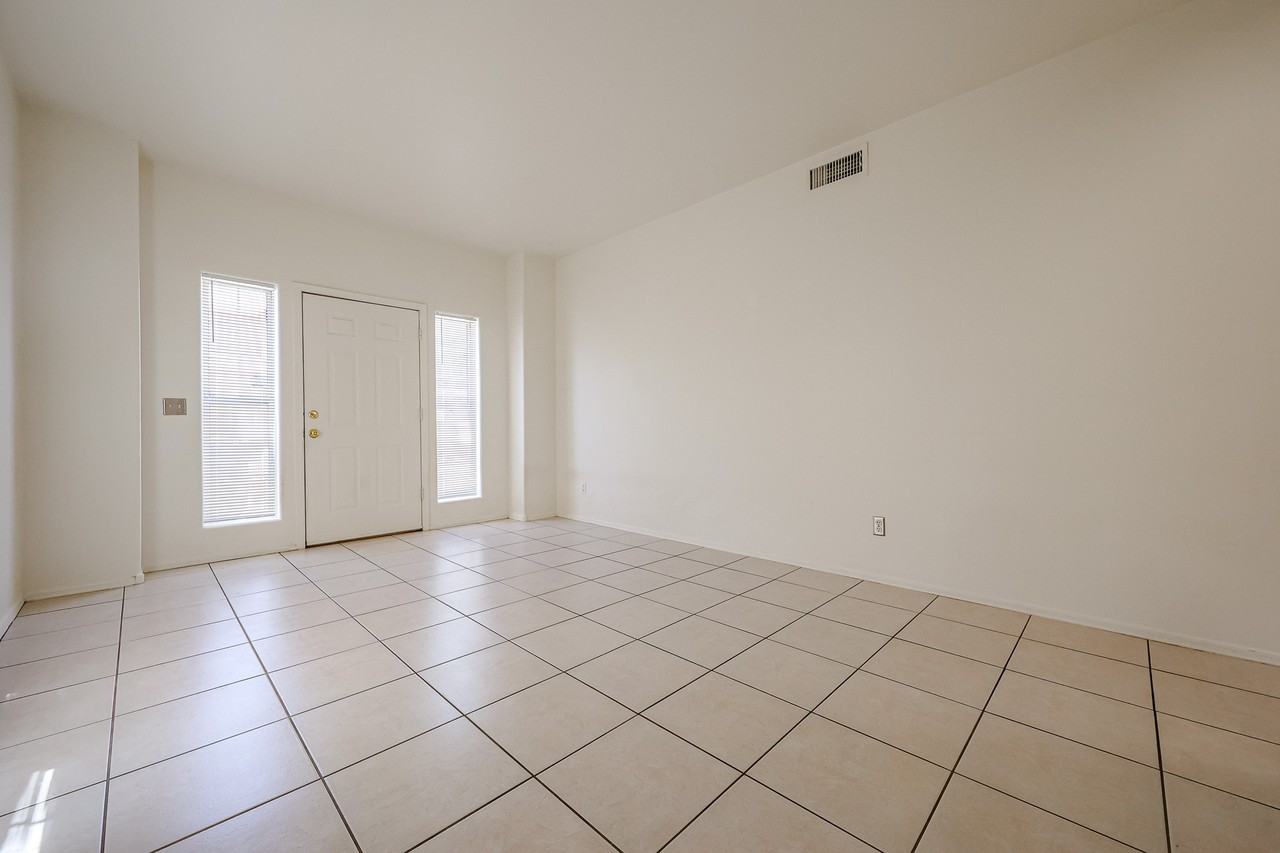 1022 W Westchester Ave - Photo 7 of 32