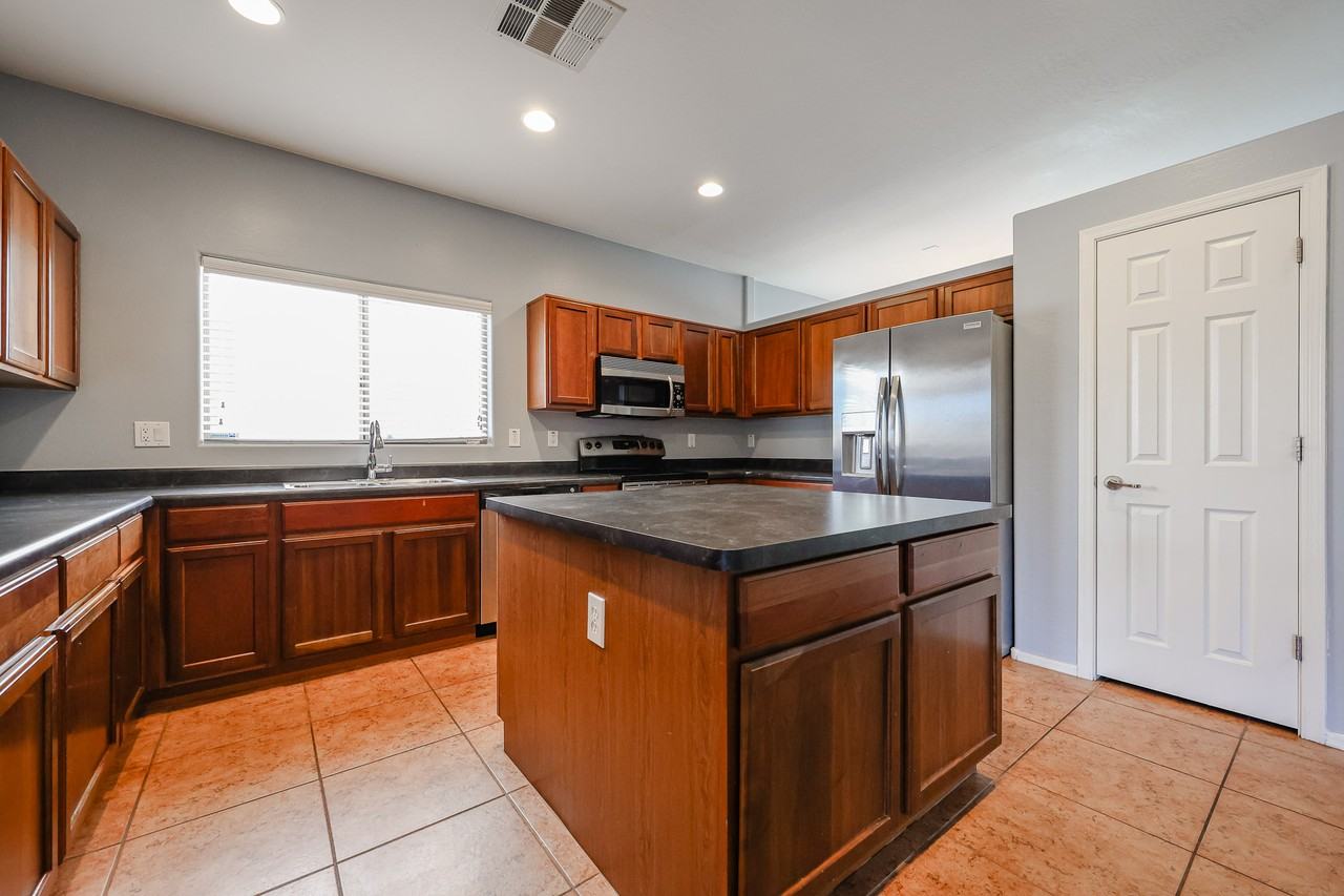 18166 N Jameson Dr - Photo 3 of 42