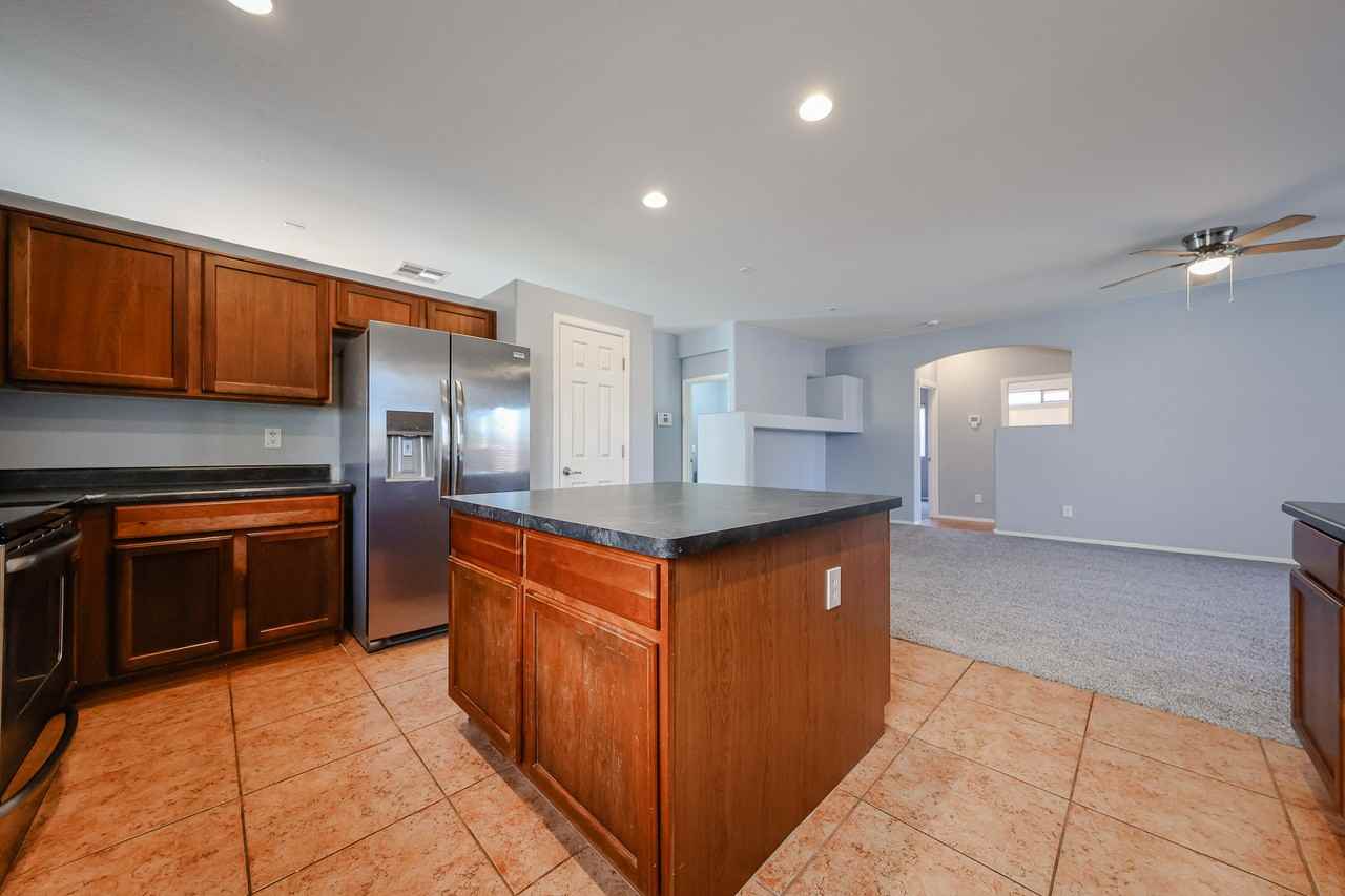18166 N Jameson Dr - Photo 4 of 42