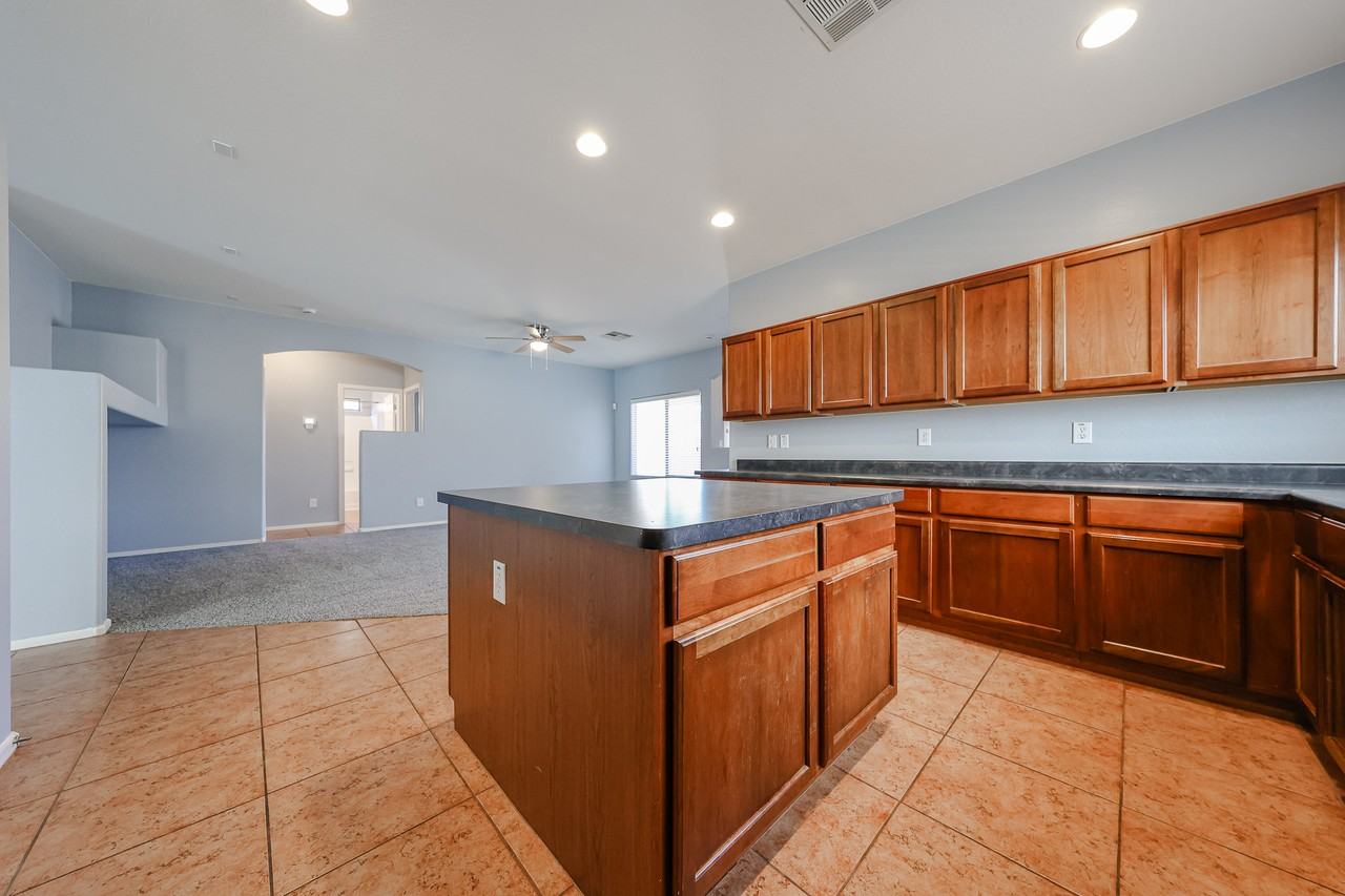 18166 N Jameson Dr - Photo 5 of 42