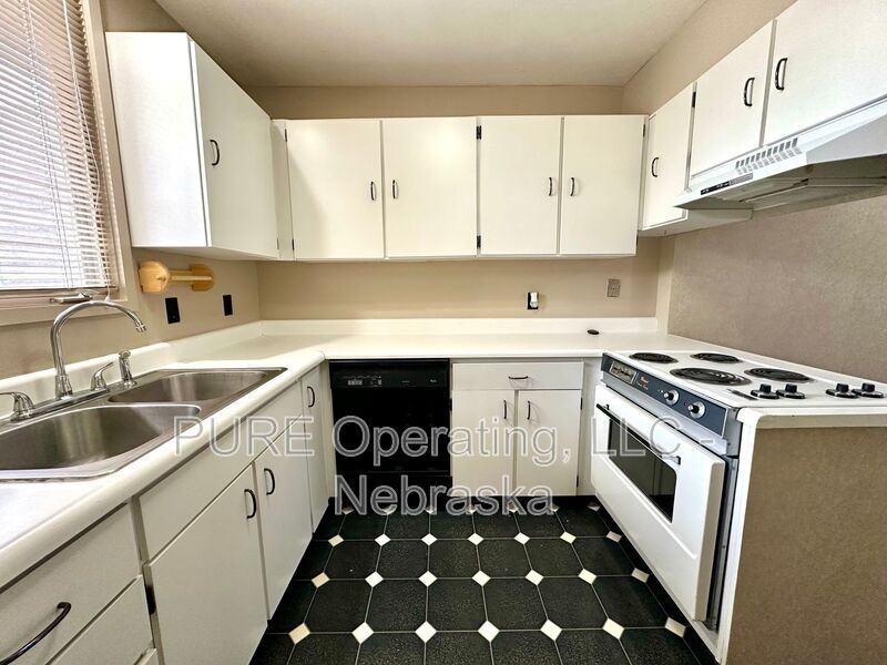 1631 N 109th Plz - Photo 3 of 50
