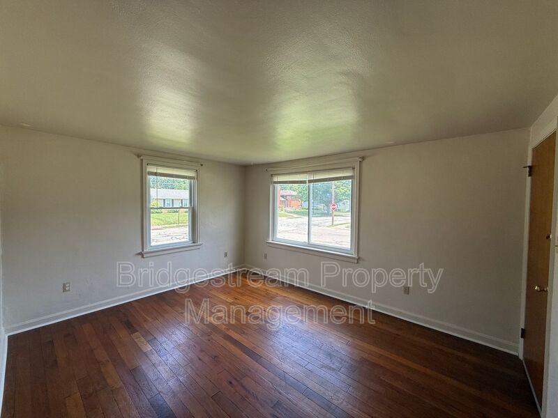 698 Smith Ave Lowr - Photo 2 of 6